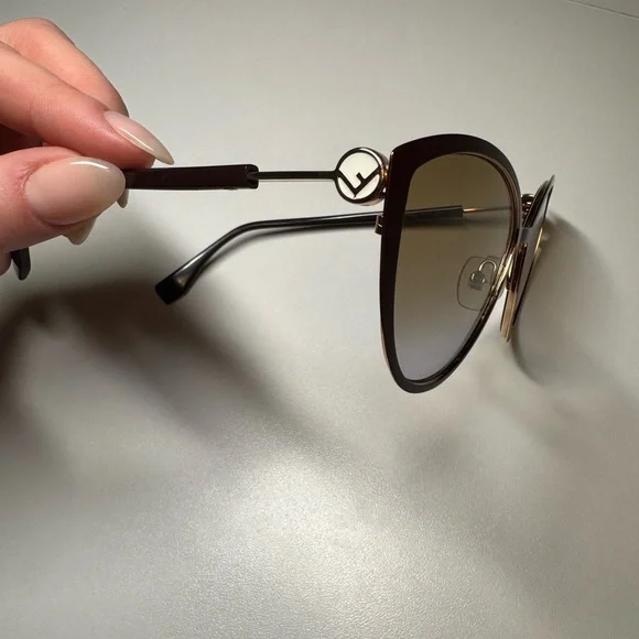 Fendi Burgundy to Clear Ombre Cat-Eye Sunglasses Fendi Burgundy Cat-Eye Sunglasses - threedaughtersproperties.com main image 4